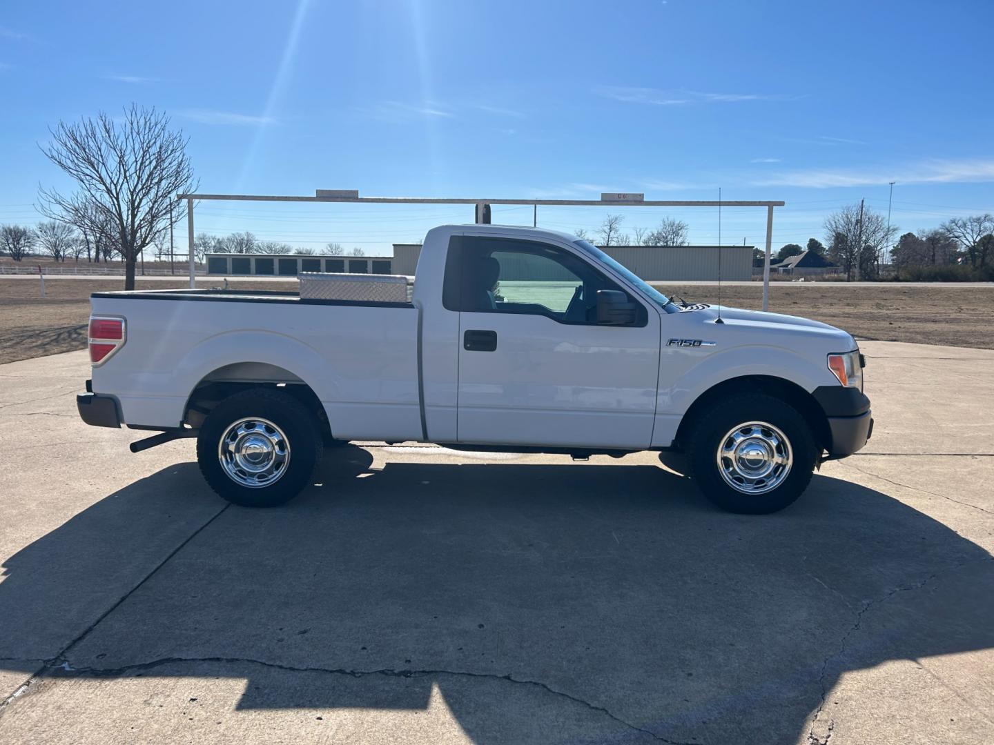 2014 White /Gray Ford F-150 STX 6.5-ft. Bed 2WD (1FTMF1CM1EK) with an 3.7L V6 DOHC 24V engine, 6-Speed Automatic transmission, located at 17760 Hwy 62, Morris, OK, 74445, (918) 733-4887, 35.609104, -95.877060 - Photo#3